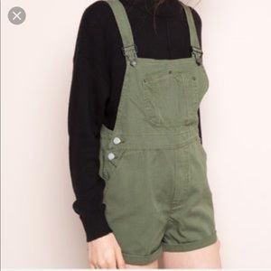 BRANDY MELVILLE green overall shorts